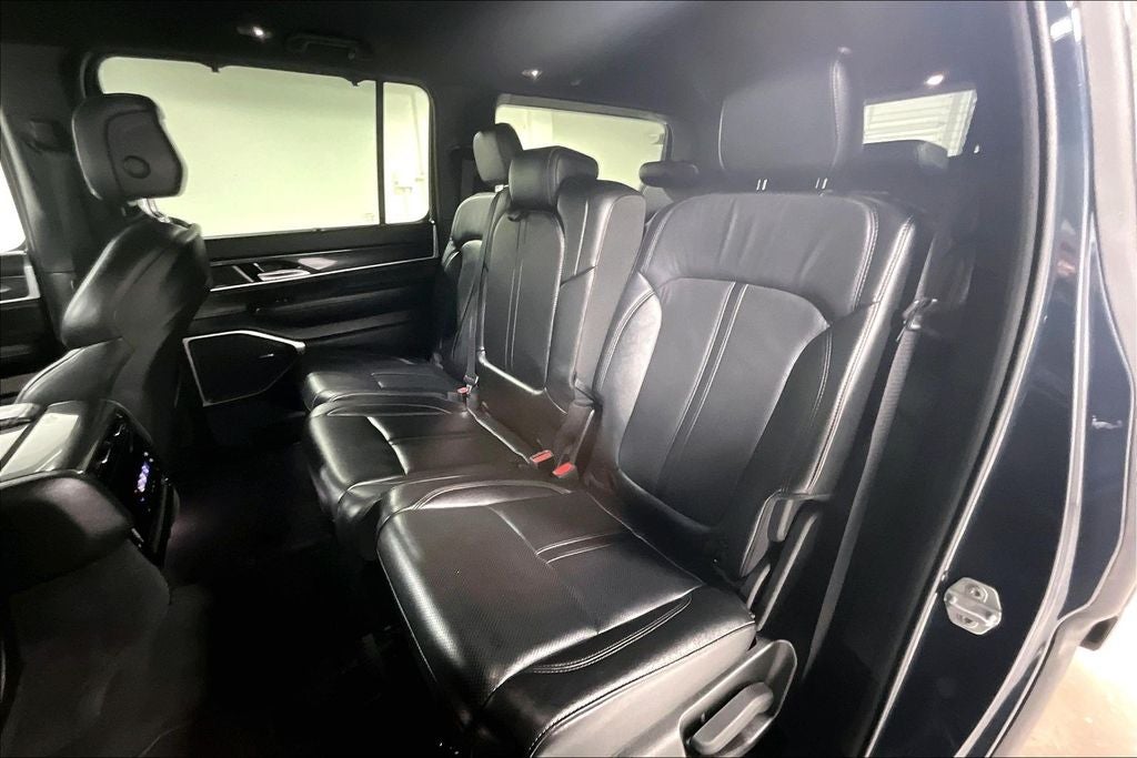 2023 Jeep Wagoneer Base