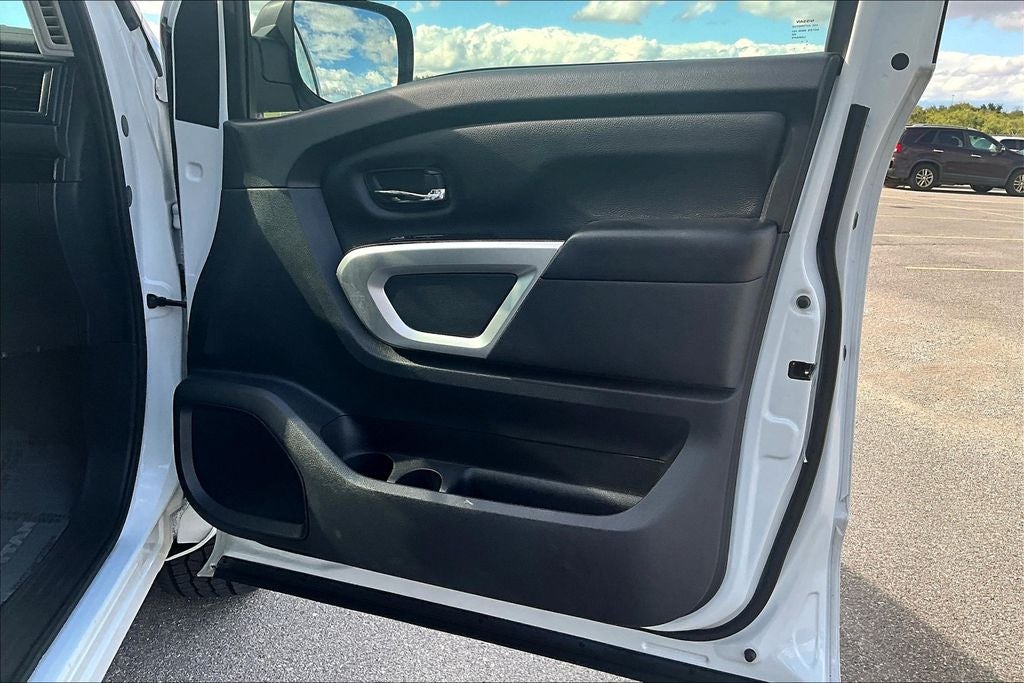 2023 Nissan Titan SV