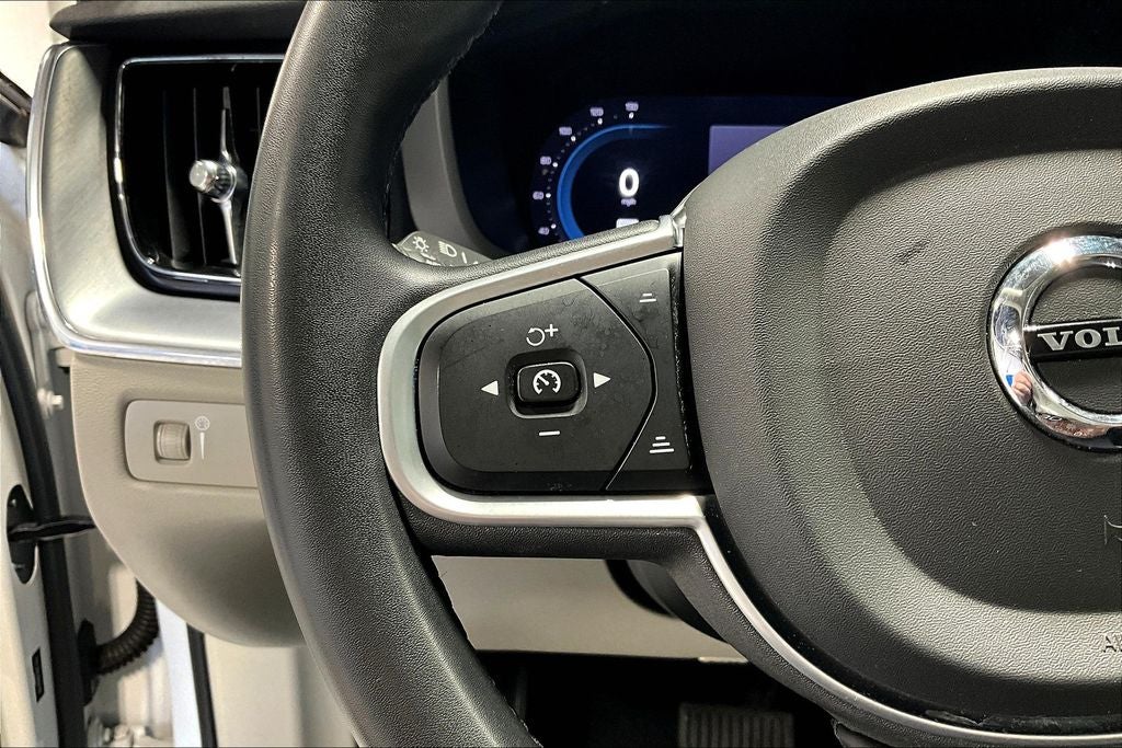 2022 Volvo XC60 B5 Momentum