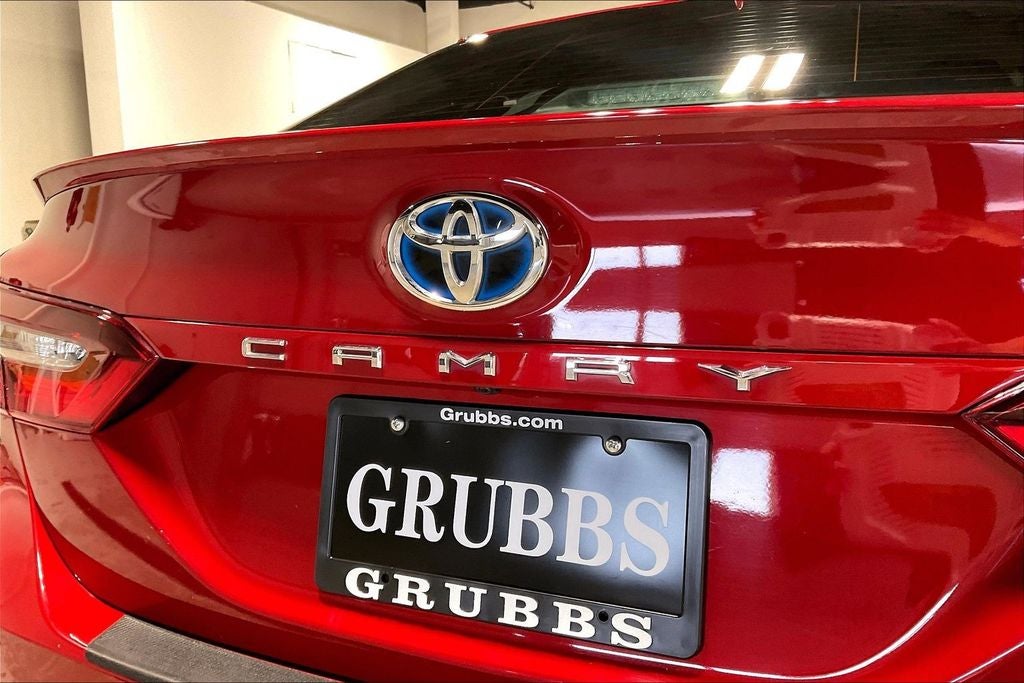 2022 Toyota Camry Hybrid SE
