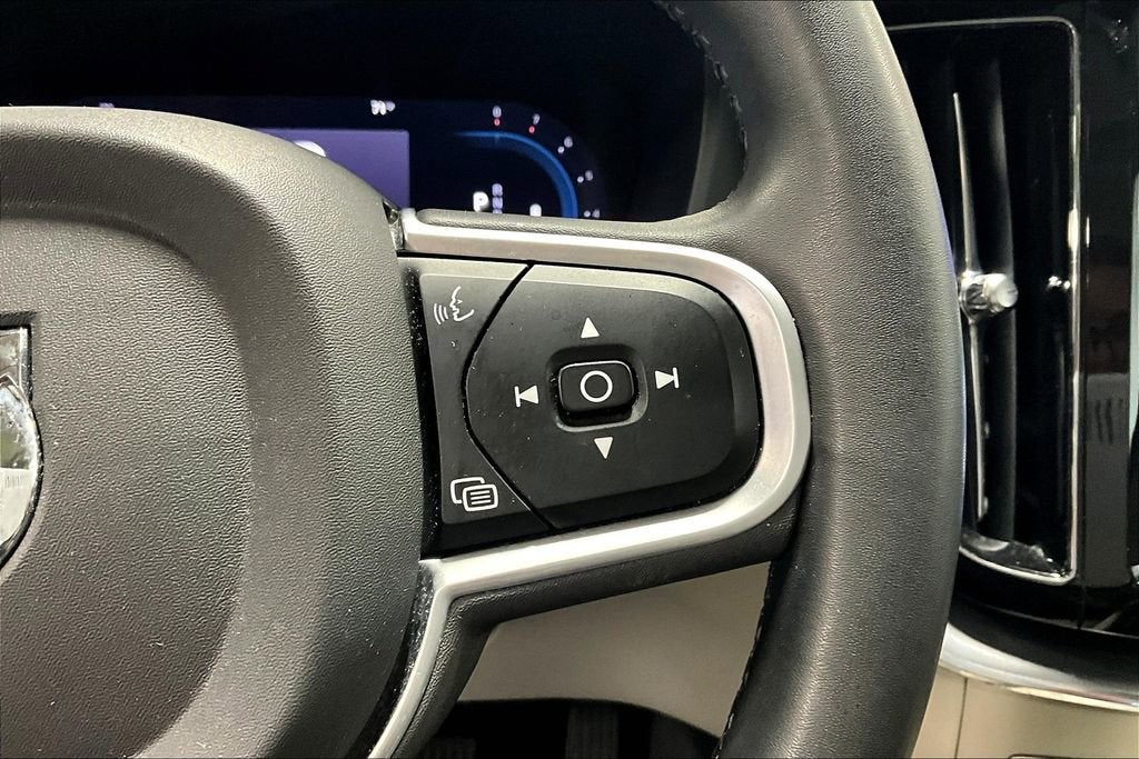 2022 Volvo XC60 B5 Momentum