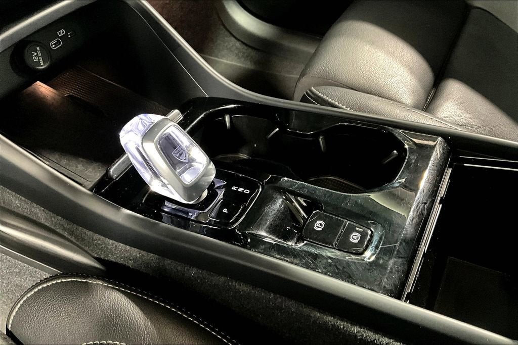 2024 Volvo XC40 B5 Plus Bright Theme
