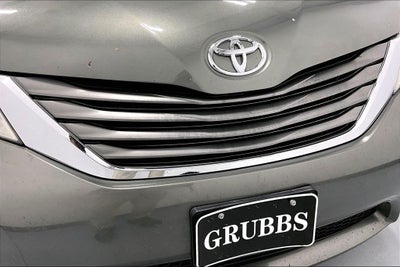 2013 Toyota Sienna XLE 8 Passenger